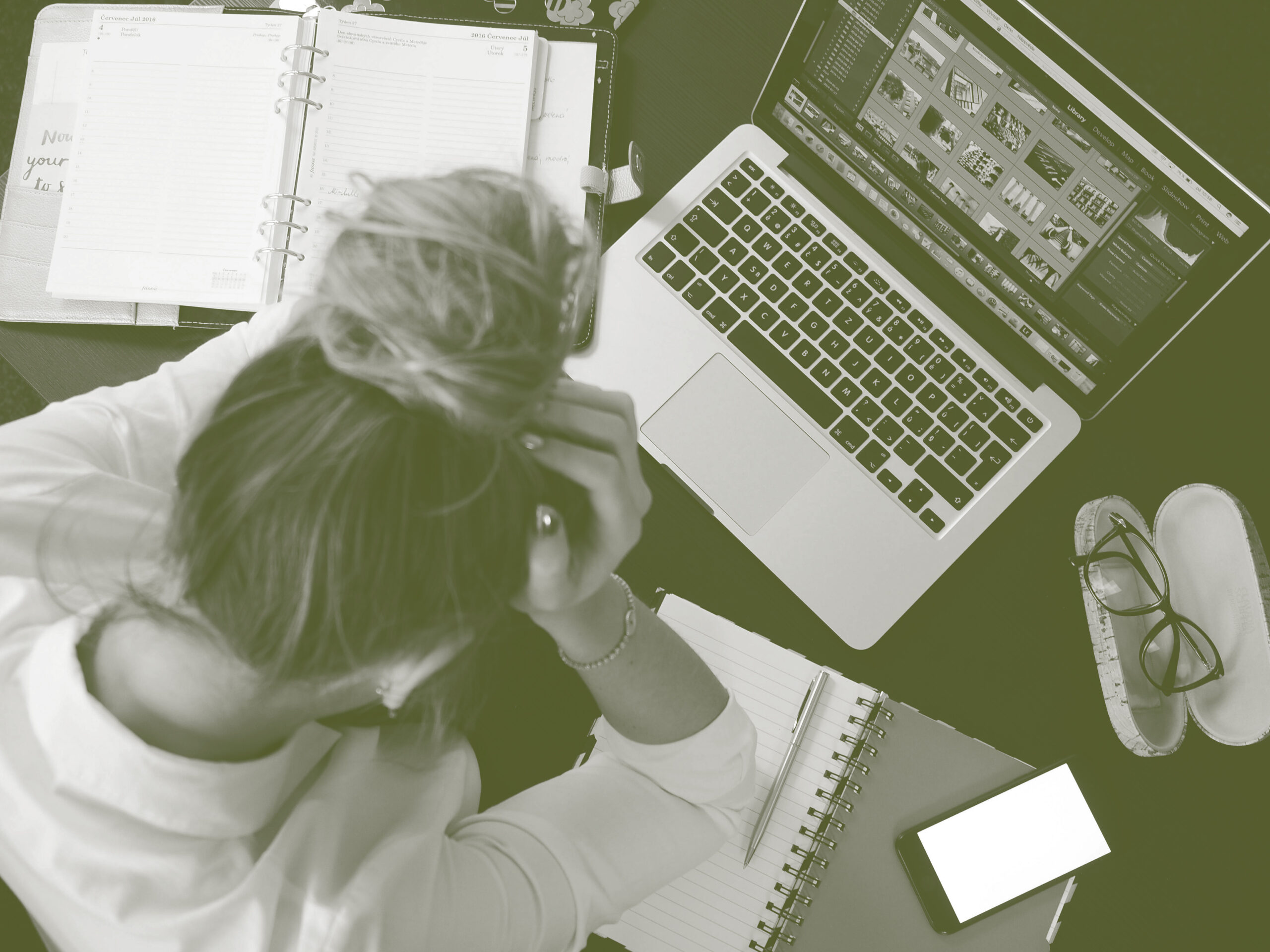 Smartphone et hyperconnexion, symbole de surcharge mentale